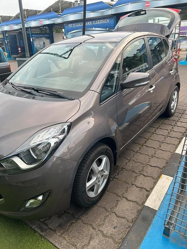 Braun Gebraucht 2011 Hyundai ix20 Edition Kleinwagen | 5.499 € (Guter Preis) - Bild 1/4