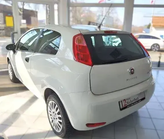 Gebraucht Fiat Punto Pop 69 PS (50 kW) 2015 Weiß Kleinwagen