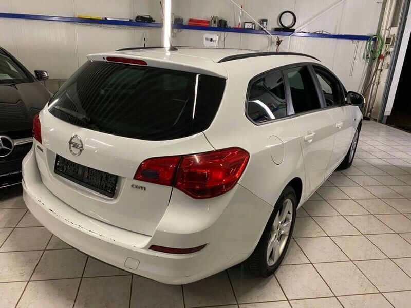 Gebraucht Opel Astra Design Edition 110 PS (80 kW) 2011 Weiß Kombi