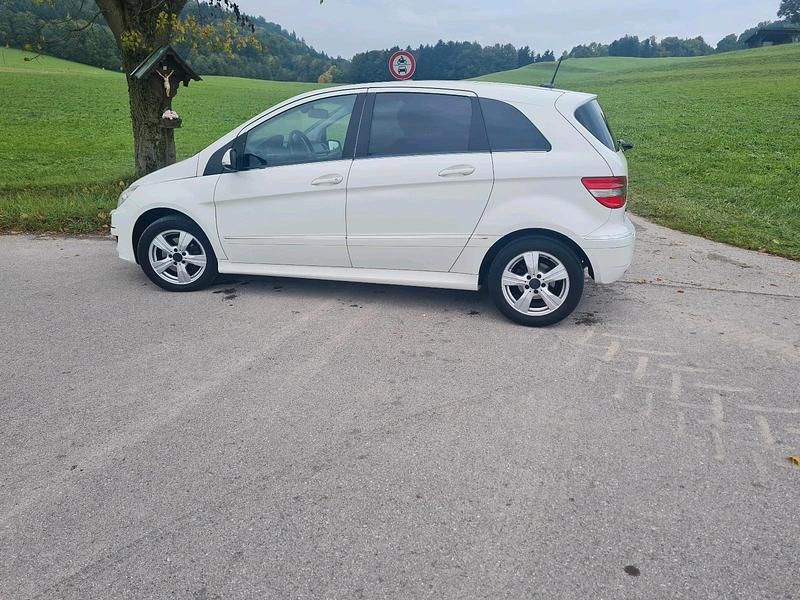 Weiß Gebraucht 2009 Mercedes 190 Limousine | 4.450 € - Bild 1/4