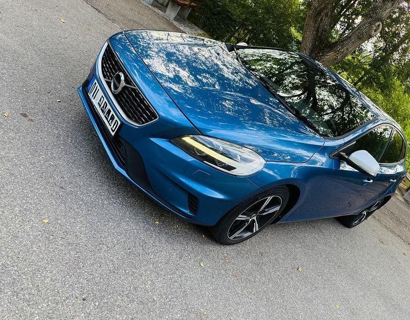 Blau Gebraucht 2017 Volvo V40 R-Design Kombi | 12.499 € (Guter Preis) - Bild 1/4