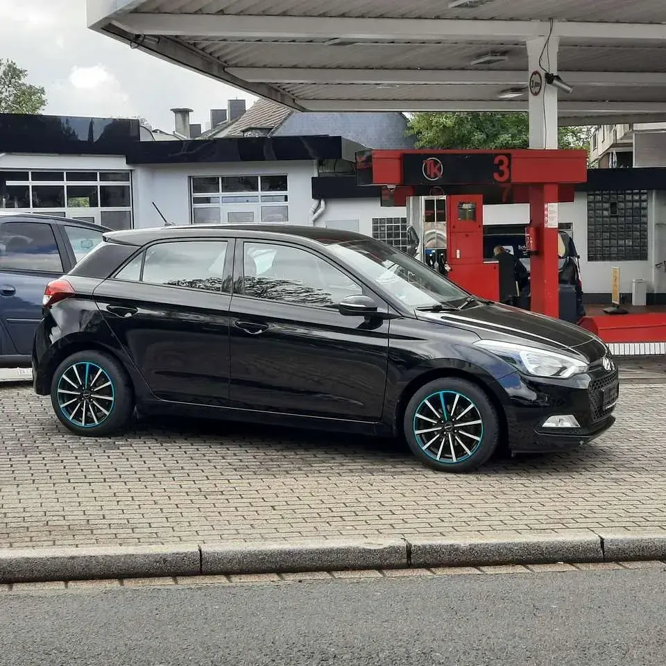 Gebraucht Hyundai i20 Style 101 PS (74 kW) 2017 Schwarzuni Limousine