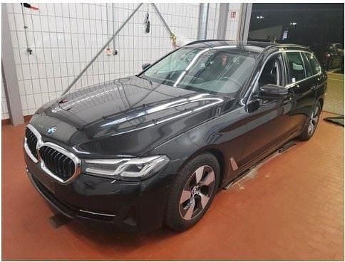 Schwarz Gebraucht 2022 BMW 520 Sport Line Limousine | 25.897 € (Superpreis) - Bild 1/4