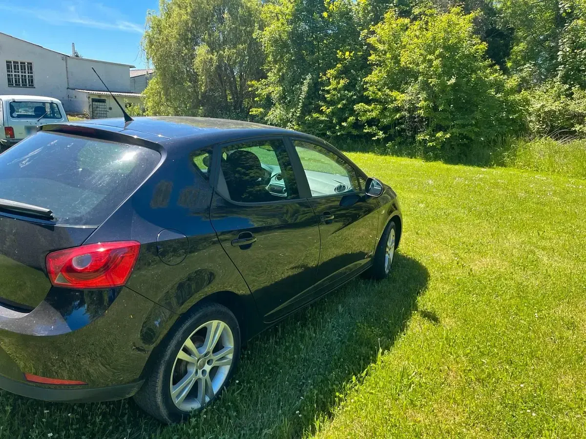 Używany Seat Ibiza 70 KM (51 kW) 2011 Czarny Hatchback