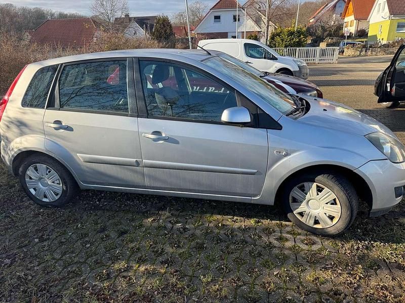 Gebraucht Ford Fiesta Ambiente 68 PS (50 kW) 2008 Silber Kleinwagen