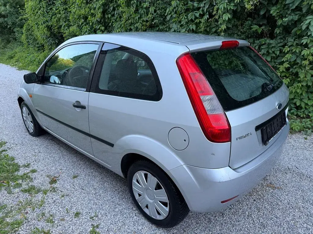 Gebraucht Ford Fiesta Trend 69 PS (50 kW) 2003 Silber Kleinwagen