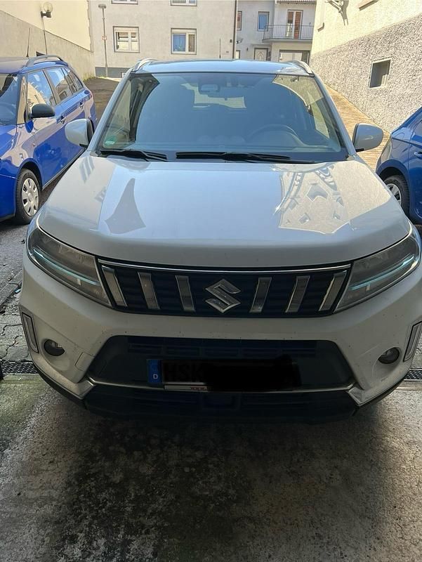 Weiß Gebraucht 2023 Suzuki Vitara Comfort SUV | 20.499 € (Fairer Preis) - Bild 1/4