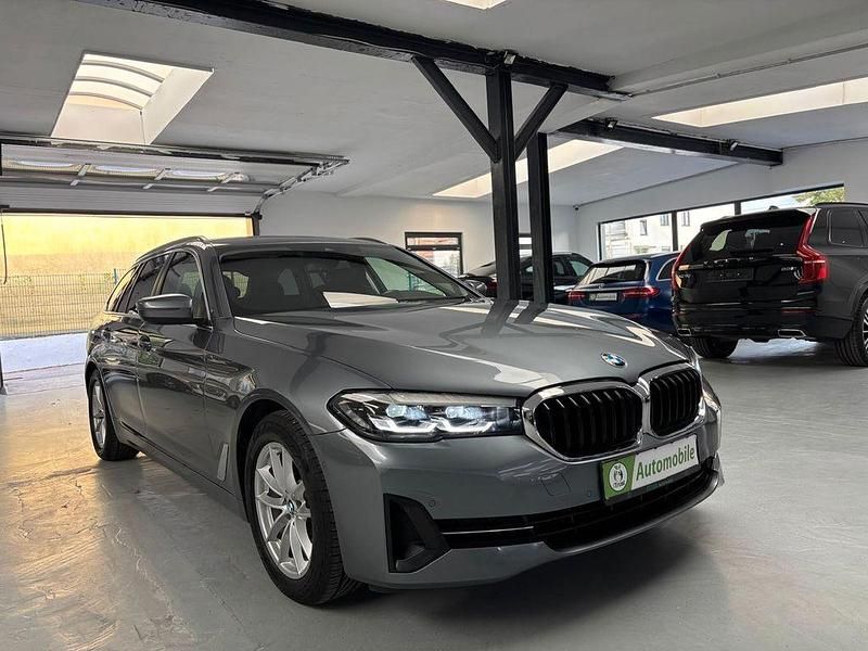 Blau Gebraucht 2020 BMW 520 Performance Kombi | 25.199 € (Fairer Preis) - Bild 1/4