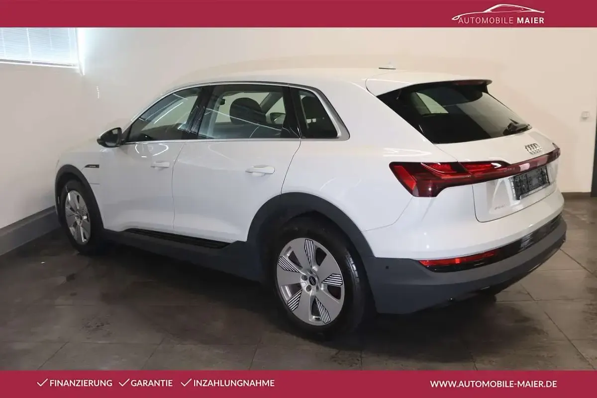 Gebraucht Audi e-tron Sport 300 kW (408 PS) 2023 Gletscherweiã metallic SUV