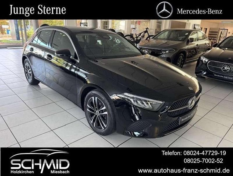 Gebraucht Mercedes A200 Advanced 163 PS (119 kW) 2024 Schwarz Limousine