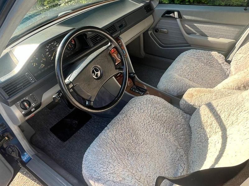 Gebraucht Mercedes E260 160 PS (117 kW) 1987 Blau Limousine