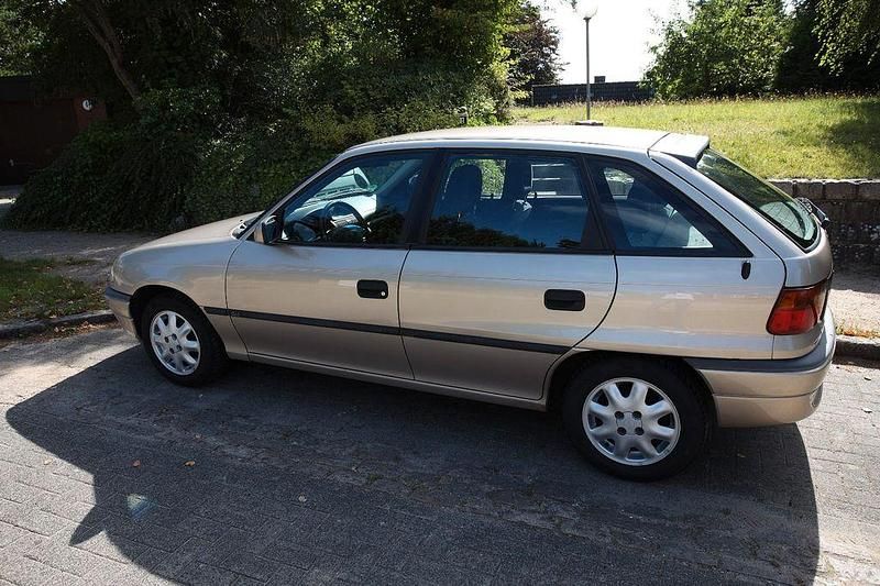 Weiß Gebraucht 1997 Opel Astra Limousine | 1.250 € (Fairer Preis) - Bild 1/4