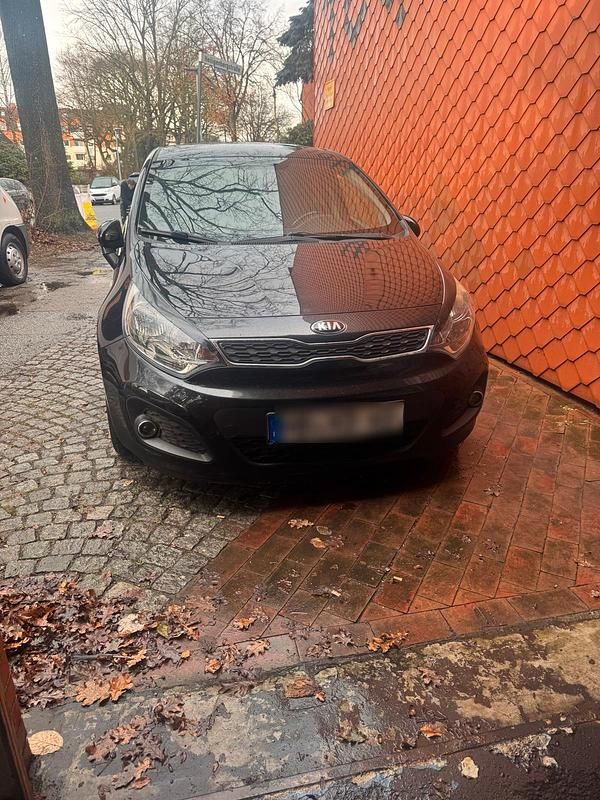 Gebraucht Kia Rio 75 PS (55 kW) 2014 Schwarz Kleinwagen