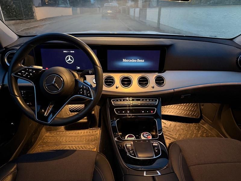 Weiß Gebraucht 2022 Mercedes 200 Kombi | 30.800 € - Bild 1/4