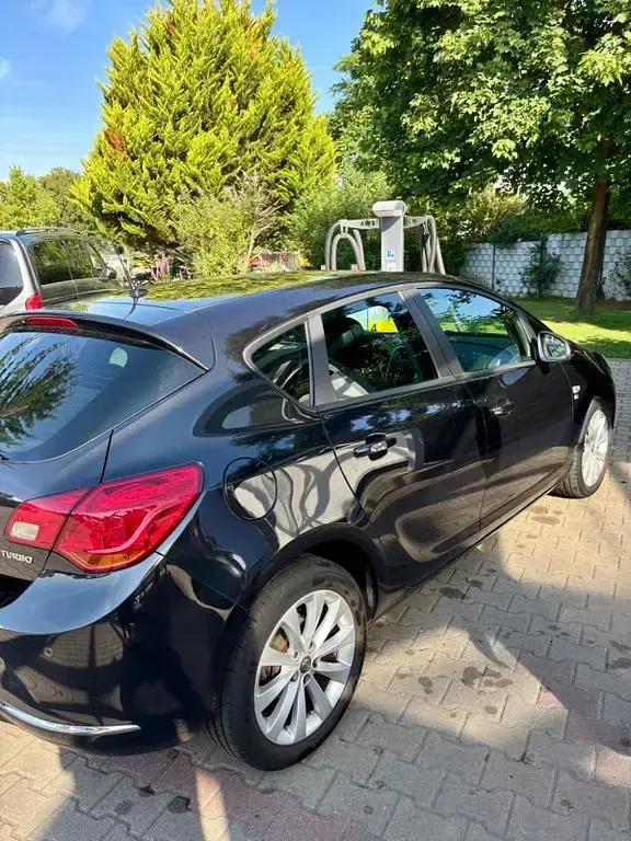 Gebraucht Opel Astra 140 PS (102 kW) 2012 Schwarz Kleinwagen