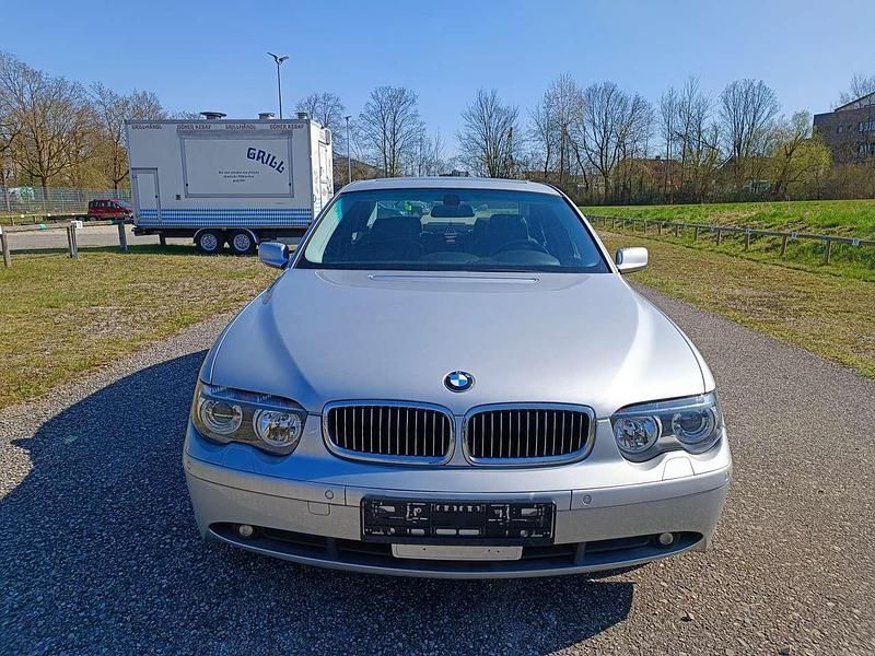Titansilber metallic Gebraucht 2002 BMW 745 Limousine | 12.000 € (Teuer) - Bild 1/4