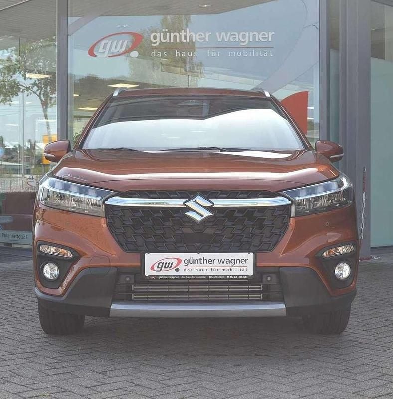 Canyon brown m. Neu 2025 Suzuki SX4 S-Cross Comfort SUV | 28.980 € (Fairer Preis) - Bild 1/4