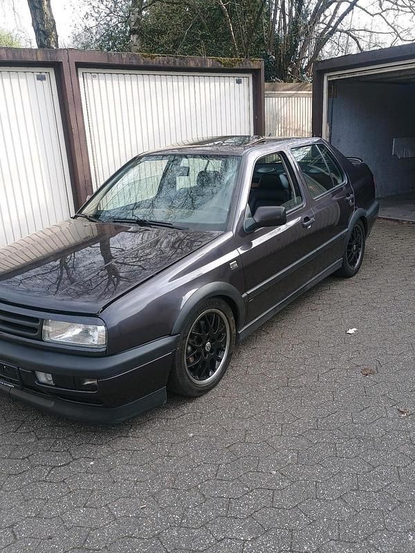 Andere farben Gebraucht 1992 VW Vento Limousine | 9.898 € - Bild 1/4