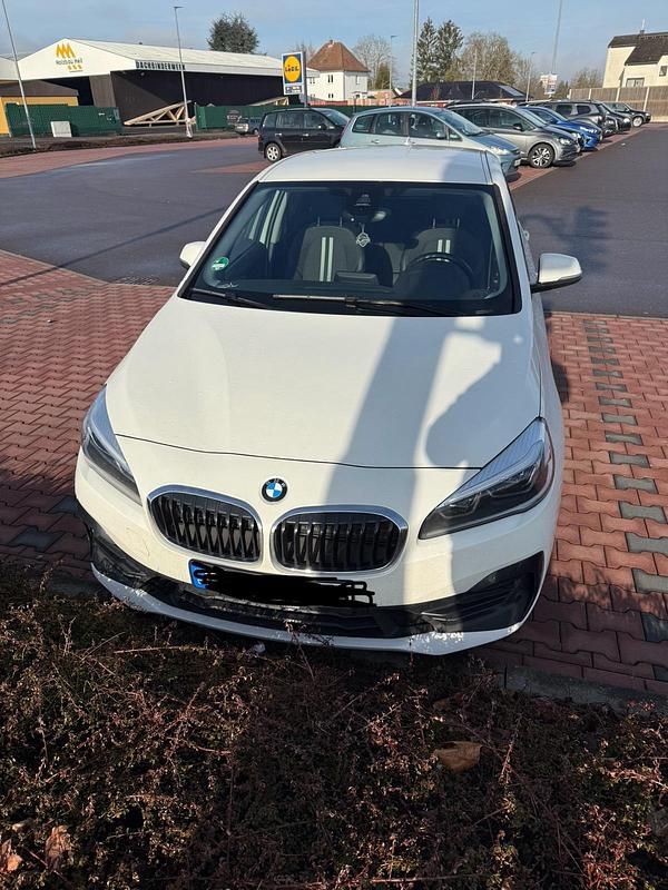 Weiß Gebraucht 2020 BMW 218 Active Tourer M Sport Van / Kleinbus | 18.999 € (Fairer Preis) - Bild 1/4