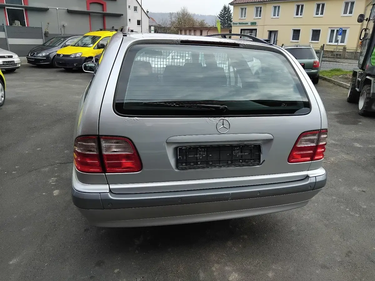 Gebraucht Mercedes E220 143 PS (105 kW) 2001 Silber Kombi
