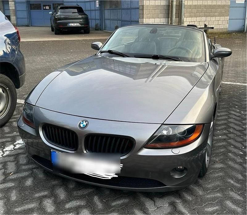 Grau Gebraucht 2003 BMW Z4 Cabrio | 13.000 € - Bild 1/2