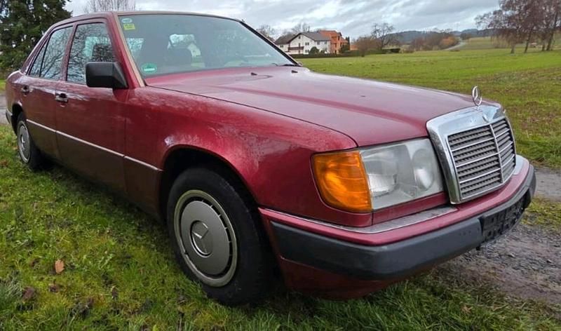 Rot Gebraucht 1989 Mercedes E200 Limousine | 3.600 € - Bild 1/4