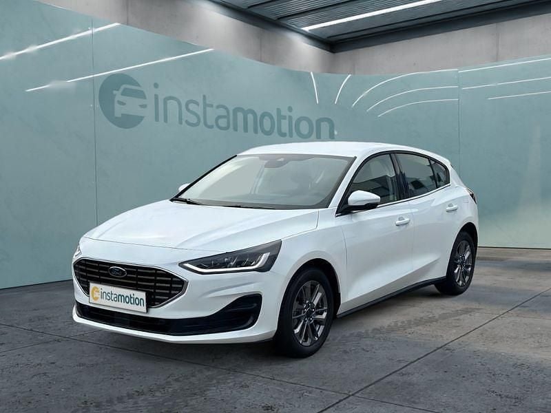 Weiß Gebraucht 2023 Ford Focus Limousine | 25.099 € (Fairer Preis) - Bild 1/4