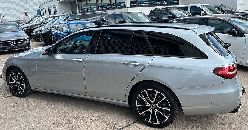 Gebraucht Mercedes E220 200 PS (147 kW) 2022 Silber Limousine
