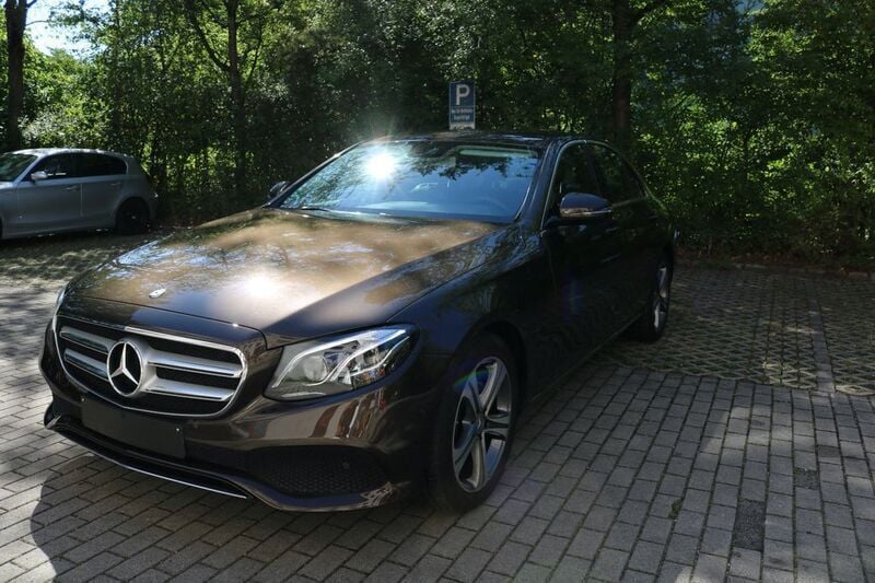 Braun Gebraucht 2017 Mercedes E200 Avantgarde Limousine | 22.900 € (Superpreis) - Bild 1/4