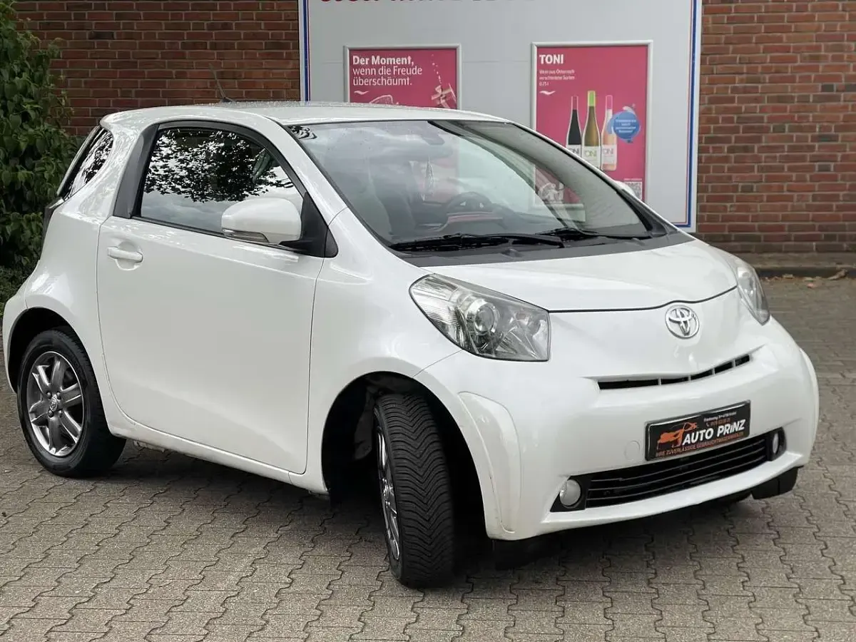 Gebraucht Toyota iQ Basis 68 PS (50 kW) 2011 Weiß Kleinwagen