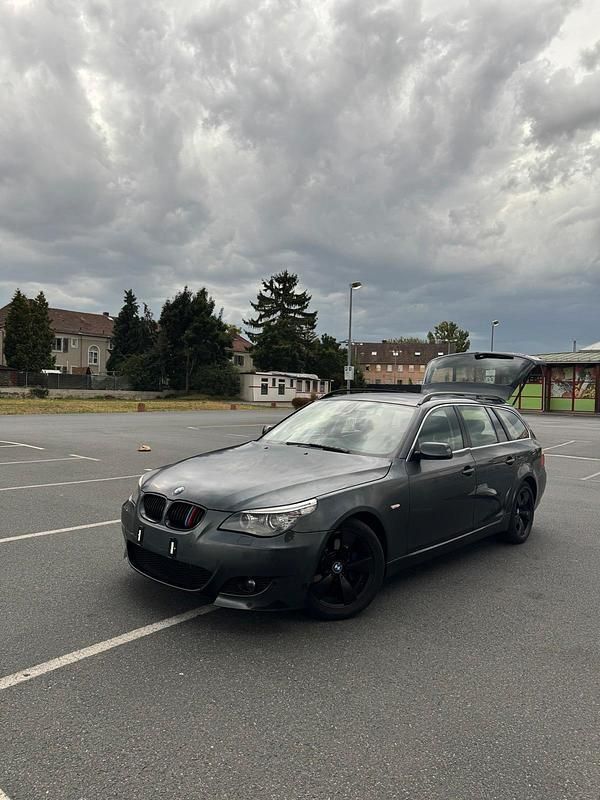 Silber Gebraucht 2009 BMW 520 Kombi | 5.499 € - Bild 1/4