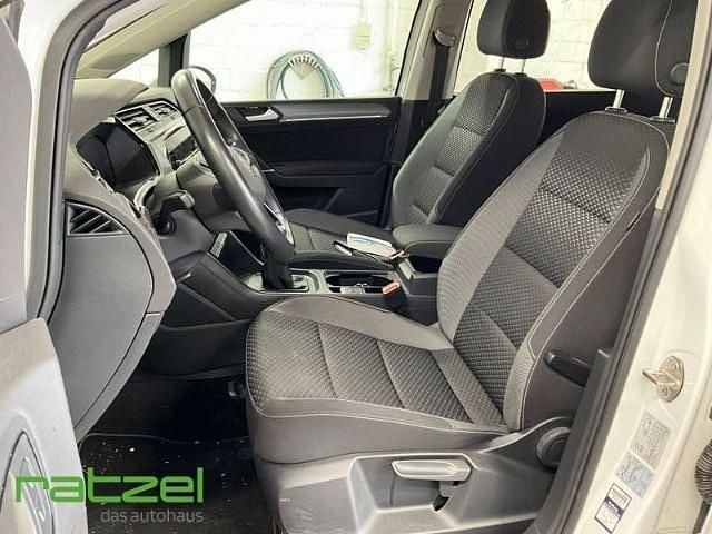 Gebraucht VW Touran Active 122 PS (89 kW) 2023 Weiß Van / Kleinbus