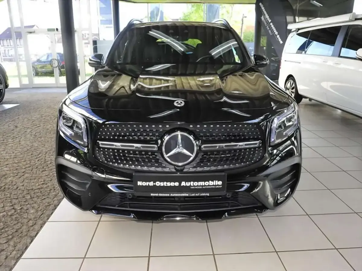 Gebraucht Mercedes GLB200 AMG 150 PS (110 kW) 2025 Metalliclack kosmosschwarz SUV