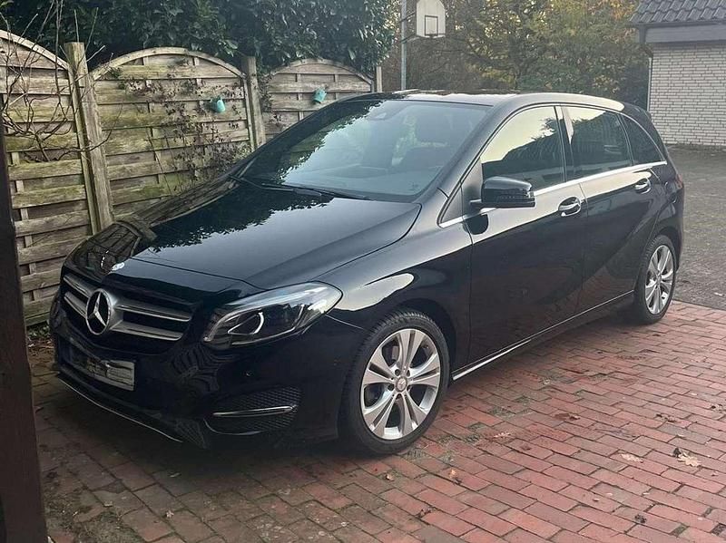 Schwarz Gebraucht 2017 Mercedes B180 Urban Van / Kleinbus | 15.800 € (Guter Preis) - Bild 1/4