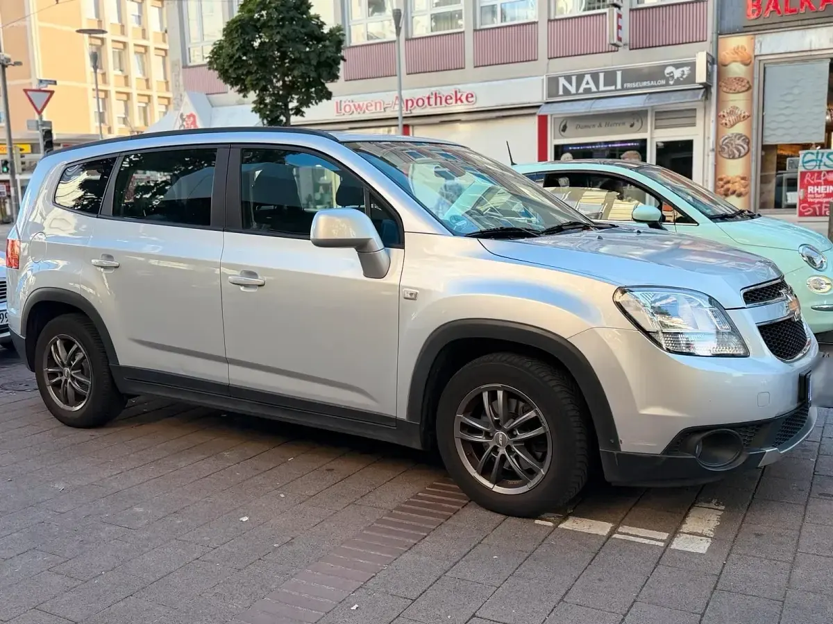 Gebraucht Chevrolet Orlando 140 PS (102 kW) 2011 Silber Van / Kleinbus