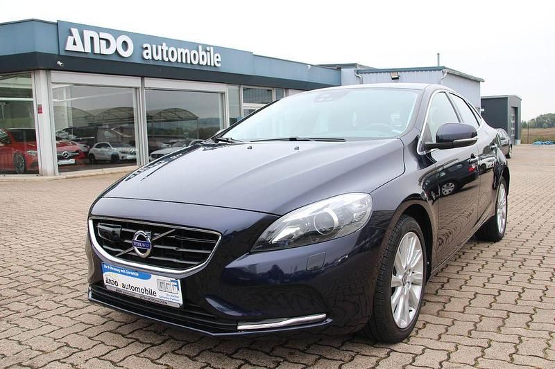 Blau Gebraucht 2016 Volvo V40 Momentum Kombi | 9.990 € (Guter Preis) - Bild 1/4