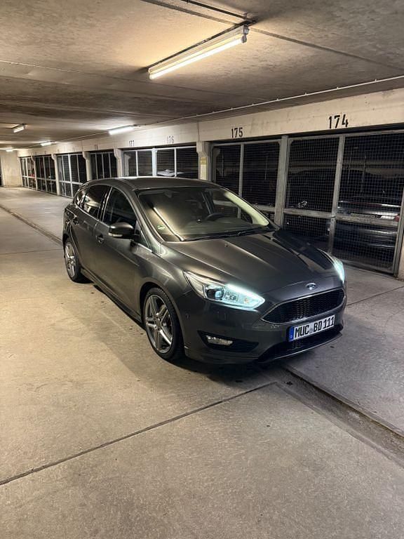 Grau Gebraucht 2015 Ford Focus Titanium Limousine | 11.000 € (Fairer Preis) - Bild 1/4