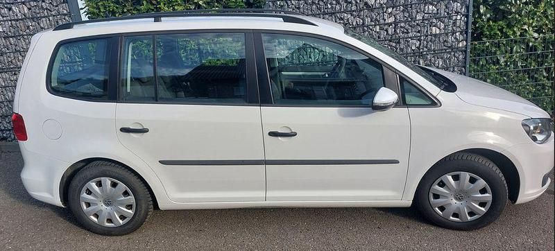 Gebraucht VW Touran Trendline 105 PS (77 kW) 2012 Weiß Van / Kleinbus