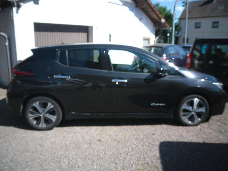 Black (m) Gebraucht 2018 Nissan Leaf Kleinwagen | 8.599 € - Bild 1/4