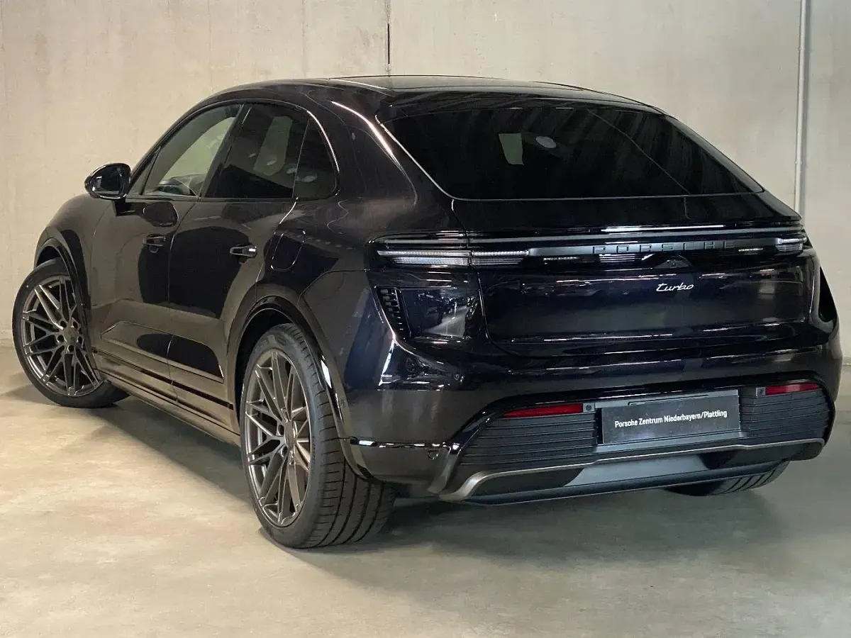 Neu Porsche Macan Turbo 469 kW (639 PS) 2026 Tiefschwarzmetallic SUV