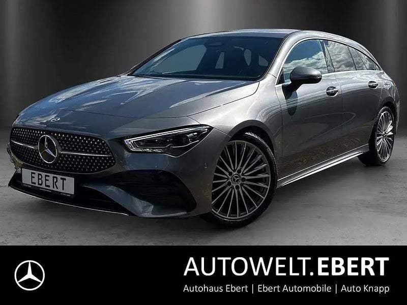 Mountaingrau Gebraucht 2024 Mercedes CLA200 Shooting Brake AMG Kombi | 37.770 € (Teuer) - Bild 1/4