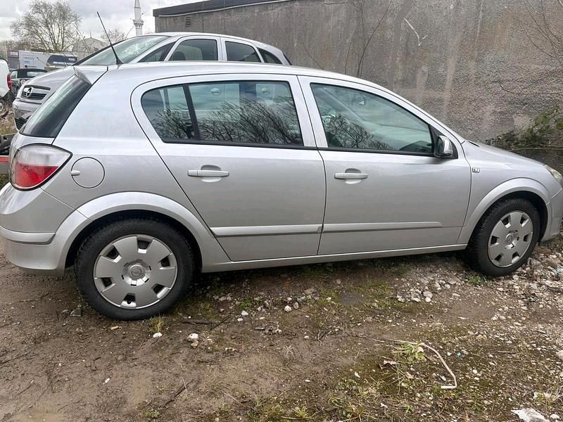 Gebraucht Opel Astra 90 PS (66 kW) 2005 Silber Limousine
