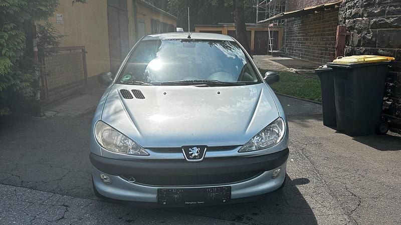 Blau Gebraucht 2003 Peugeot 206 Kleinwagen | 800 € (Guter Preis) - Bild 1/4