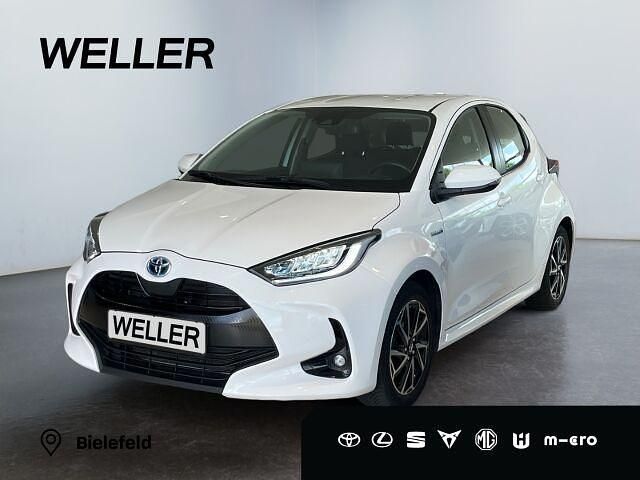 Weiss Gebraucht 2021 Toyota Yaris Hybrid Team Kleinwagen | 18.980 € (Fairer Preis) - Bild 1/3