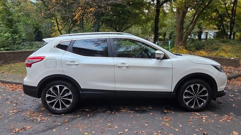 Weiß Gebraucht 2014 Nissan Qashqai Tekna SUV | 9.400 € (Fairer Preis) - Bild 1/4