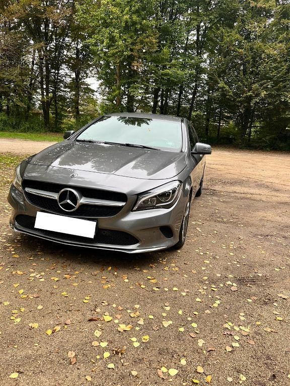 Grau Gebraucht 2018 Mercedes CLA200 Shooting Brake Kombi | 18.000 € (Guter Preis) - Bild 1/4