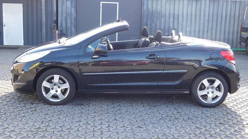Gebraucht Peugeot 207 Active 120 PS (88 kW) 2015 Schwarz obsidien/metallic Cabrio