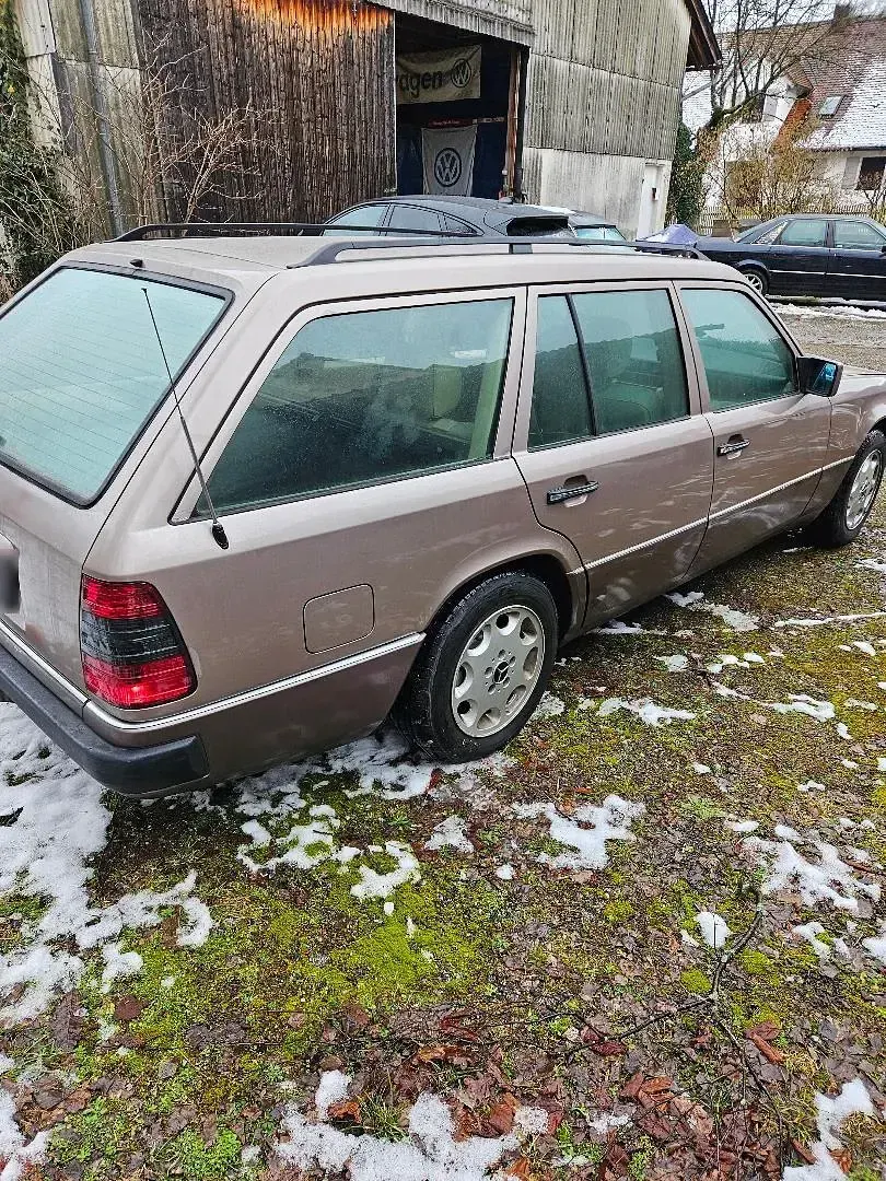 Gebraucht Mercedes E220 150 PS (110 kW) 1993 Gold Kombi