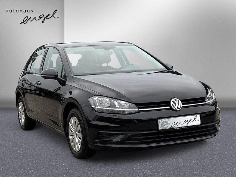 Gebraucht VW Golf VII Trendline 110 PS (80 kW) 2017 Deep black pearlescent Limousine