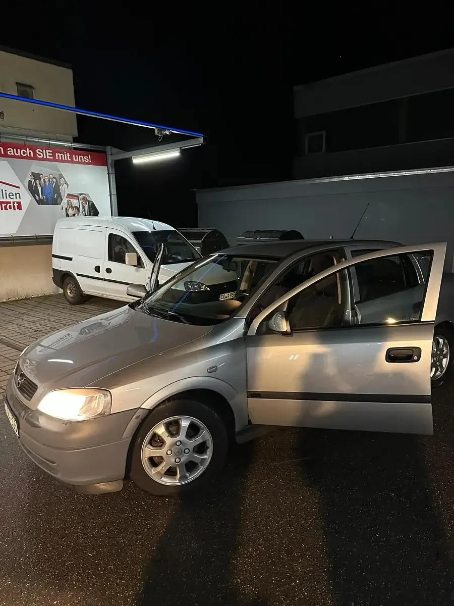 Gebraucht Opel Astra 101 PS (74 kW) 2001 Silber Limousine